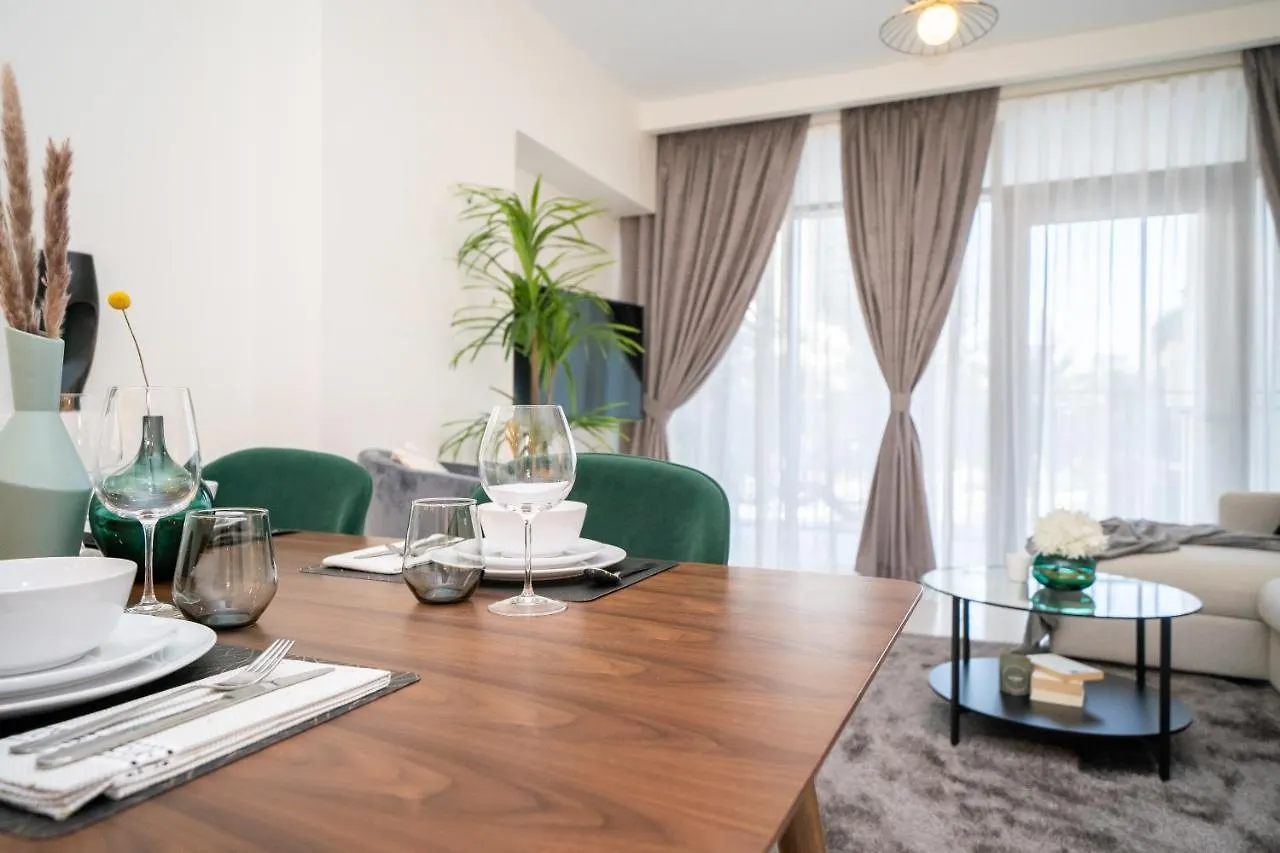 Apartment Higuests - Chic Apt With Balcony And Pool Near Burj Khalifa Dubai